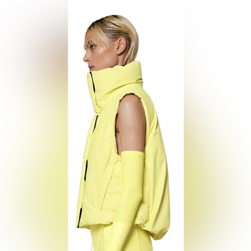 Rains NWT Women’s Loop W Vest. Size M. Color Straw ( yellow). Inside zip pocket - Picture 3 of 12